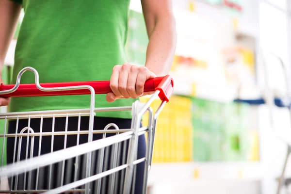 Donna con carrello — Foto Stock