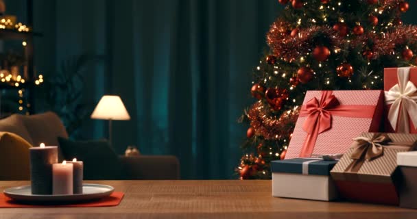 Regalos y árbol de Navidad en casa — Vídeo de stock