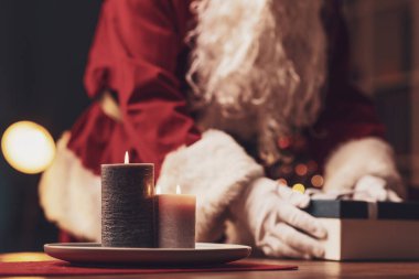 Noel Baba eve Noel hediyeleri getiriyor, tatiller ve kutlamalar konsepti