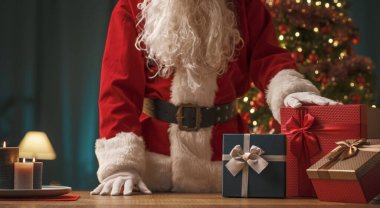 Noel Baba evde güzel Noel hediyeleri, tatiller ve kutlama konsepti gösteriyor.