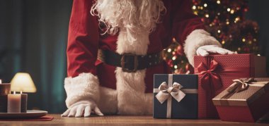 Noel Baba evde güzel Noel hediyeleri, tatiller ve kutlama konsepti gösteriyor.