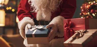 Noel Baba eve Noel hediyeleri getiriyor, tatiller ve kutlamalar konsepti