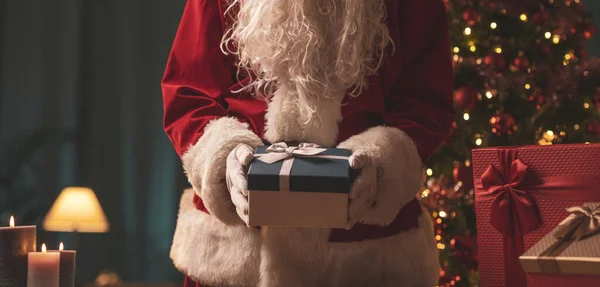 Santa Claus Delivering Christmas Gifts Home Holidays Celebrations Concept — Stock Photo, Image