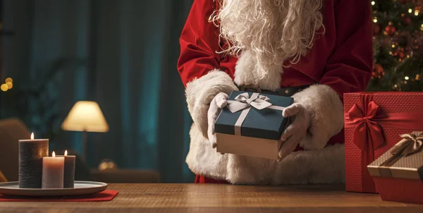 Santa Claus Entrega Regalos Navidad Casa Vacaciones Celebraciones Concepto — Foto de Stock