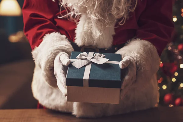 Санта Клаус Развозит Рождественские Подарки Домам Праздники Праздники — стоковое фото