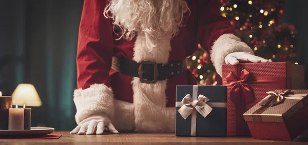 Санта Клаус Показывает Красивые Рождественские Подарки Дома Праздники Праздники — стоковое фото