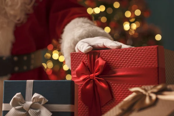 Άγιος Βασίλης Δείχνει Όμορφα Χριστουγεννιάτικα Δώρα Στο Σπίτι Διακοπές Και — Φωτογραφία Αρχείου