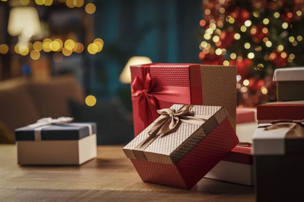 Wohninterieur Mit Weihnachtsbaum Und Geschenken Vordergrund — Stockfoto