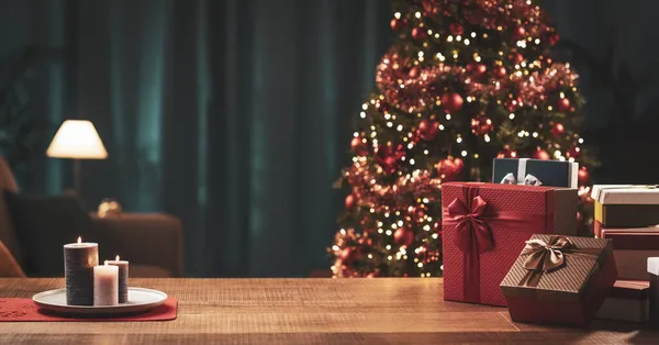手前にクリスマスツリーとプレゼント付きの家のインテリア — ストック写真
