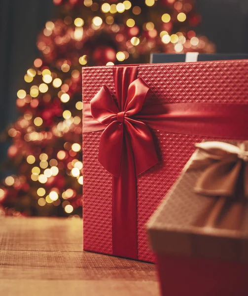 Gyönyörű Karácsonyi Ajándék Szalaggal Közelről — Stock Fotó