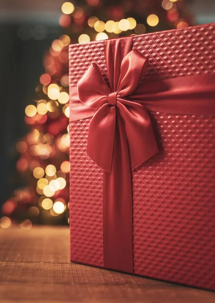 Schönes Weihnachtsgeschenk Mit Schleife Nahaufnahme — Stockfoto