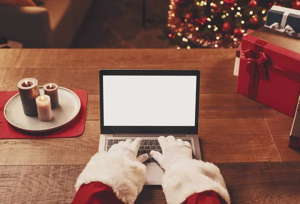 Papai Noel Conectar Com Seu Laptop Digitação Espaço Branco Cópia — Fotografia de Stock