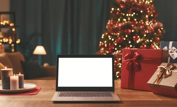 Laptop Com Tela Branco Uma Mesa Com Presentes Árvore Natal — Fotografia de Stock