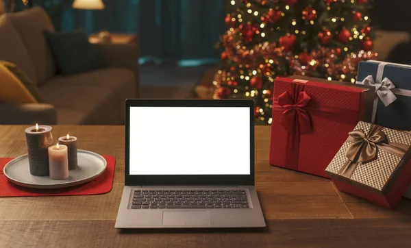 Laptop Com Tela Branco Uma Mesa Com Presentes Árvore Natal — Fotografia de Stock