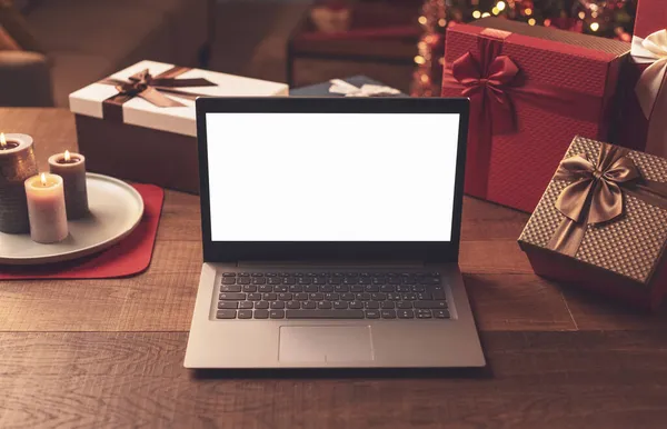 Laptop Mit Leerem Bildschirm Auf Dem Schreibtisch Und Weihnachtsgeschenken — Stockfoto