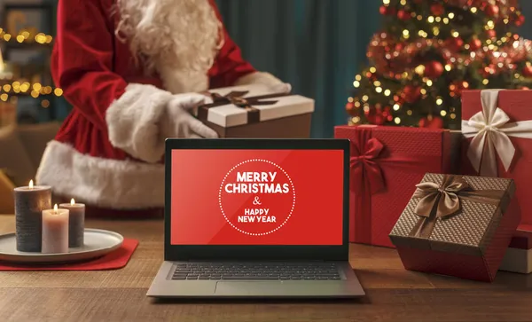 Papai Noel Trazendo Presentes Casa Laptop Com Desejos — Fotografia de Stock