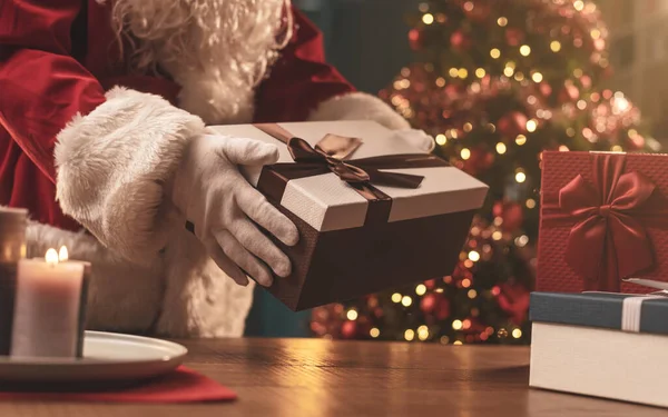 Άγιος Βασίλης Φέρνει Δώρα Στο Σπίτι Την Παραμονή Των Χριστουγέννων — Φωτογραφία Αρχείου