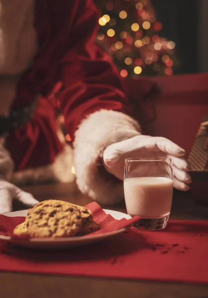 Der Weihnachtsmann Mit Einem Leckeren Snack Isst Plätzchen Und Trinkt — Stockfoto