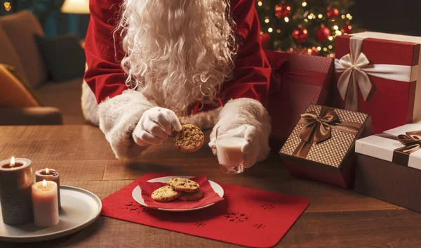 Санта Клаус Має Смачну Закуску Він Їсть Печиво Молоко Різдво — стокове фото
