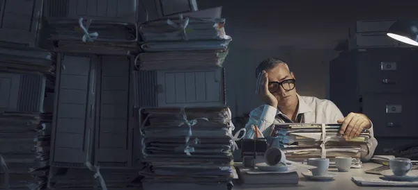 Εξουθενωμένος Επιχειρηματίας Κοιμάται Στο Γραφείο Του Και Εργάζεται Υπερωρίες Αργά — Φωτογραφία Αρχείου