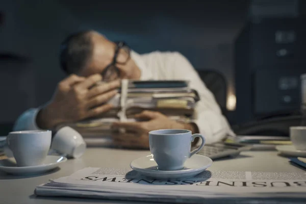 Stressad Utmattad Kontorsarbetare Sover Sitt Kontor Skrivbord Han Arbetar Övertid — Stockfoto