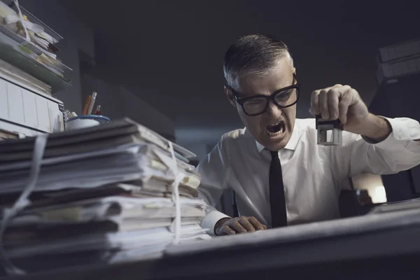 Θυμωμένος Απογοητευμένος Υπάλληλος Γραφείου Που Κάνει Επαναλαμβανόμενη Δουλειά Στο Γραφείο — Φωτογραφία Αρχείου