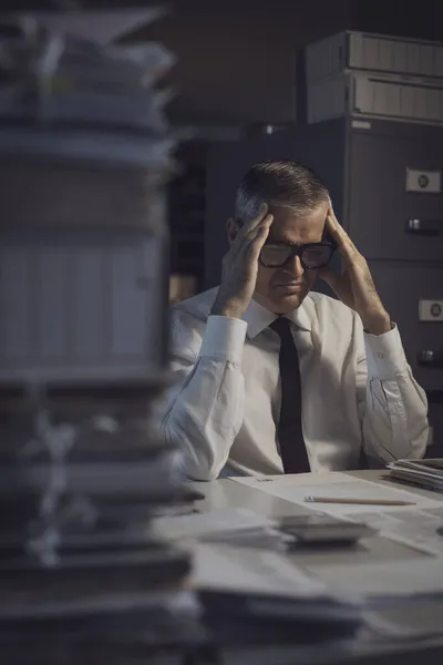 事務や残業でオーバーロードされたストレスのあるビジネスマン 彼は頭痛を持っています — ストック写真
