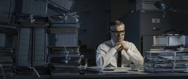 Smutny Biznesmen Siedzący Nocy Przy Biurku Myślący Jest Przeciążony Papierkową — Zdjęcie stockowe