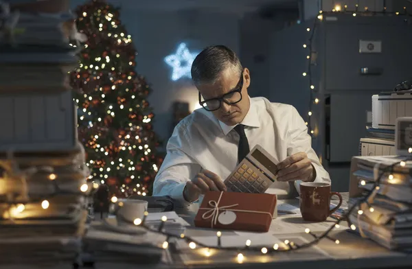 Trauriger Geschäftsmann Wacht Weihnachtstag Auf Und Erhält Ein Langweiliges Geschenk — Stockfoto