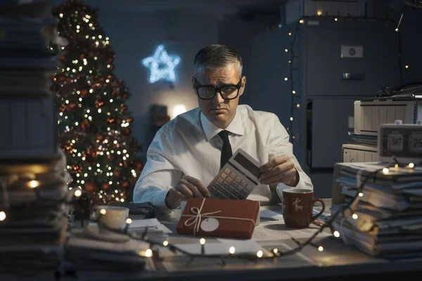 Szomorú Üzletember Felébred Karácsonykor Kap Egy Unalmas Ajándékot — Stock Fotó