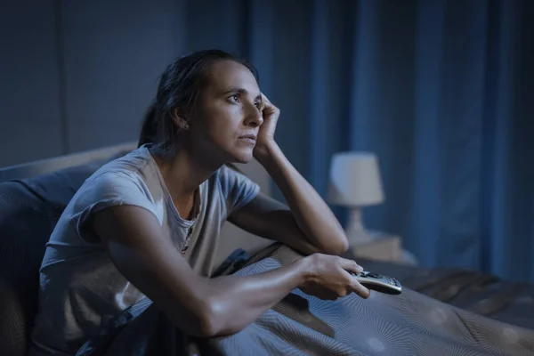 Geceleri Yatakta Uzanan Televizyon Izleyen Bir Kadın Uykusuzluk Çekiyor — Stok fotoğraf