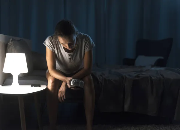 Depressieve Slapeloze Vrouw Staart Naar Wekker Kan Niet Slapen Lijdt — Stockfoto