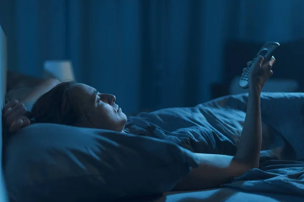 Mulher Deitada Cama Noite Assistindo Televisão Ela Está Sofrendo Insônia — Fotografia de Stock