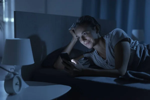 Sorrindo Mulher Deitada Cama Noite Ela Não Pode Dormir Ela — Fotografia de Stock