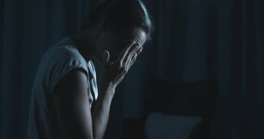 Üzgün kadın gece geç saatte uykusuzluk çekiyor.