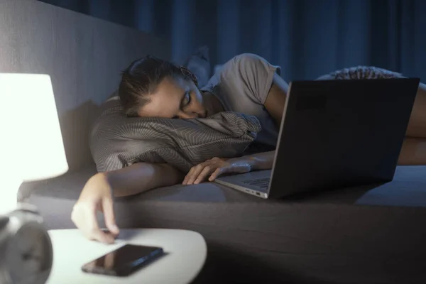 Mulher Cansada Deitada Cama Adormecendo Frente Seu Laptop — Fotografia de Stock
