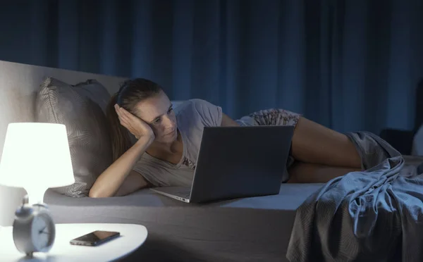 Mulher Deitada Cama Noite Conectando Line Com Seu Laptop Ela — Fotografia de Stock