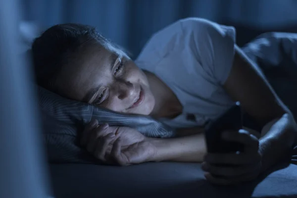 Sorrindo Mulher Deitada Cama Noite Ela Não Pode Dormir Ela — Fotografia de Stock