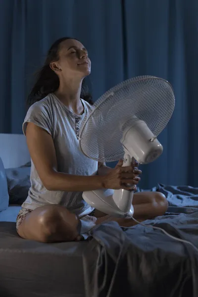 Žena Své Ložnici Horké Letní Noci Užívá Čerstvého Vzduchu Před — Stock fotografie