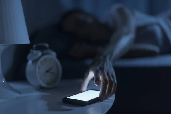 Vrouw Slaapt Haar Bed Ontvangt Een Telefoontje Laat Avond Controleert — Stockfoto