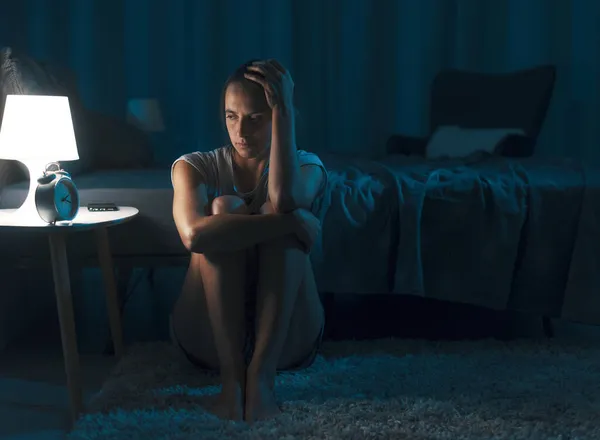 Depresyondaki Uykusuz Kadın Çalar Saate Bakıyor Uyuyamıyor Uykusuzluk Çekiyor — Stok fotoğraf