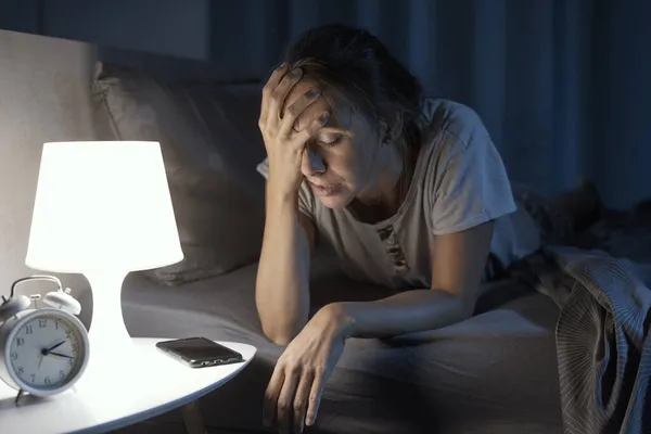 Wanhopige Jonge Vrouw Wakker Laat Nacht Kan Niet Slapen Heeft — Stockfoto