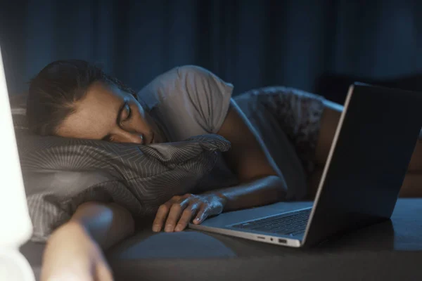 Mulher Cansada Deitada Cama Adormecendo Frente Seu Laptop — Fotografia de Stock