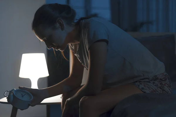 Femme Insomnie Assise Sur Lit Vérifiant Heure Son Réveil Elle — Photo