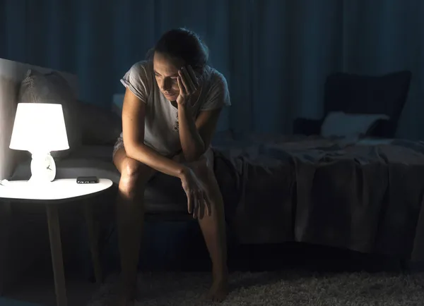 Εξαντλημένη Γυναίκα Που Υποφέρει Από Αϋπνία Κάθεται Στο Κρεβάτι Και — Φωτογραφία Αρχείου
