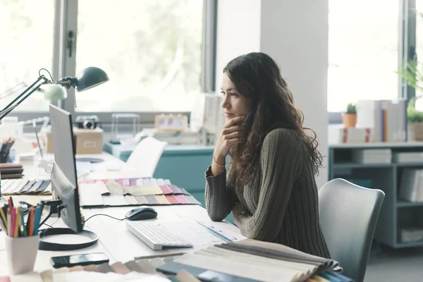 Joven Diseñadora Profesional Sentada Escritorio Trabajando Con Computadora Está Mirando —  Fotos de Stock