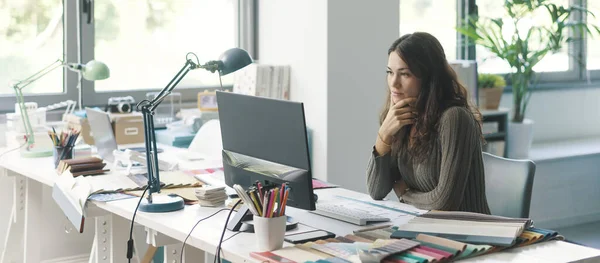 Joven Diseñadora Profesional Sentada Escritorio Trabajando Con Computadora Está Mirando —  Fotos de Stock