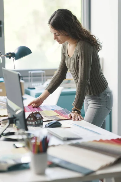 Professionell Inredare Som Arbetar Sin Ateljé Hon Väljer Tygbindor För — Stockfoto