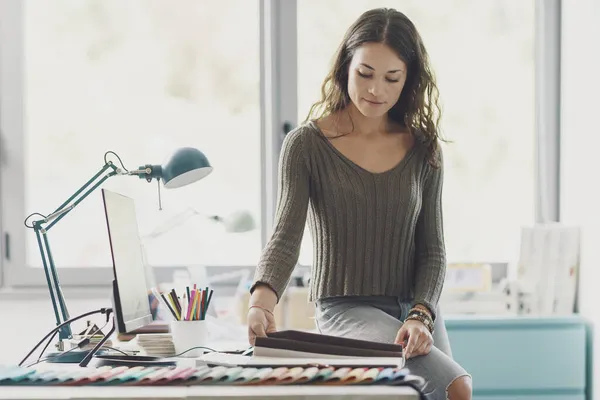 Jeune Créatrice Décoratrice Vérifiant Des Échantillons Textiles Dans Son Atelier — Photo