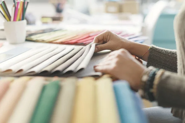 Professionele Decorateur Plukken Stof Stalen Voor Haar Project Handen Dicht — Stockfoto